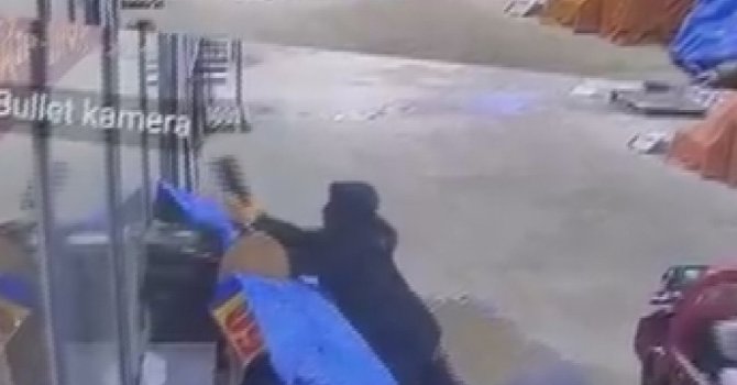 Alışveriş yaparcasına numaralarına bakarak 50 bin TL’lik ayakkabıları çaldılar