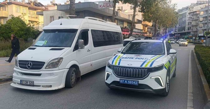 Manavgat’ta motosiklet ile minibüs çarpıştı: 1 yaralı