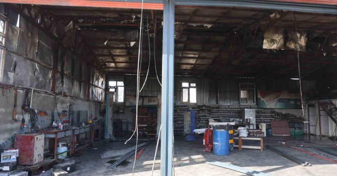 Korkutan yangında, iş yeri ve kamyonet zarar gördü