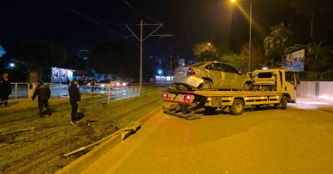 Antalya’da alkollü sürücü tramvay durağına daldı
