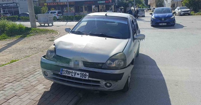 Hafif ticari araç ile otomobilin çarpıştığı kaza ucuz atlatıldı