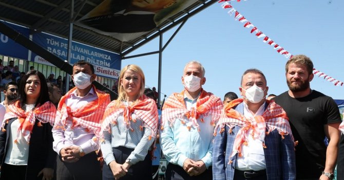 Başkan Böcek’ten Merkezefendi güreşlerine destek