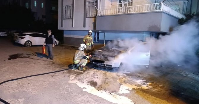 Dörtyol’da otomobilin motoru alevlere teslim oldu