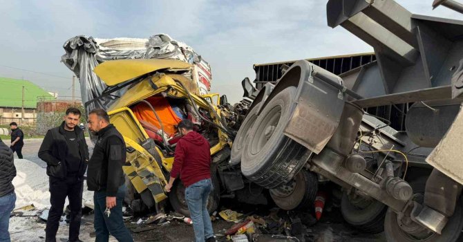 Kazada tırdan devrilen konteyner araçları hurdaya çevirdi