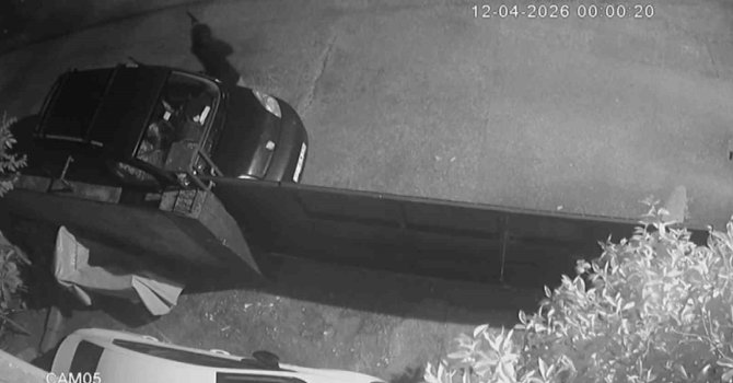 Adana’da kasklı saldırgan dehşeti: Eve tüfekle kurşun yağdırdı