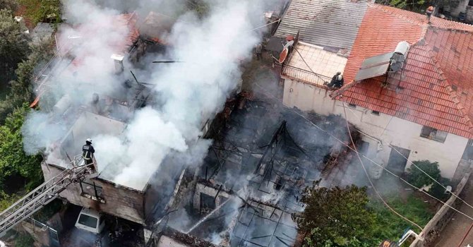 İki katlı gecekonduda çıkan yangın bitişiğindeki eve sıçradı