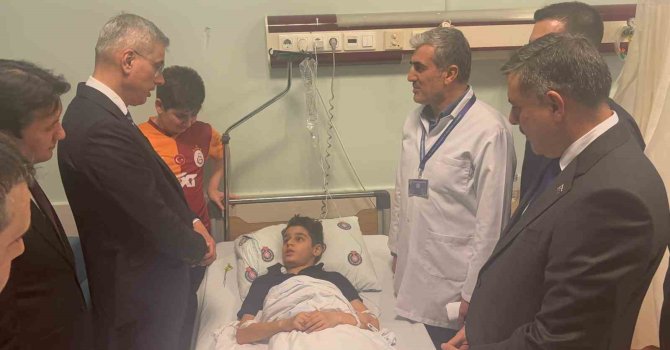 Bakanlar yaralı öğrencileri ziyaret etti