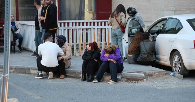 Yaralı öğrencilerin ailelerinin hastane önündeki bekleyişi sürüyor