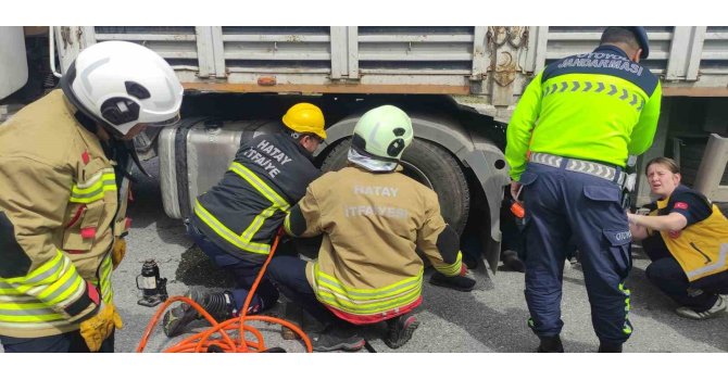 Tır şoförü, kendi tırını tamir ettiği esnada aracın hareket etmesiyle ezilerek can verdi