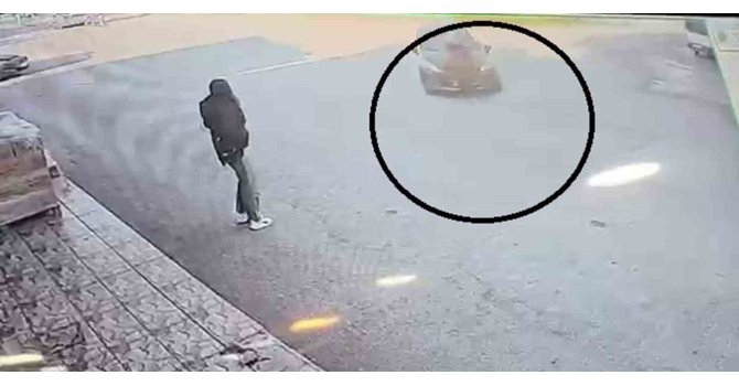 Karşıya geçmeye çalışan kadına otomobil çarptı: Kaza anı kamerada
