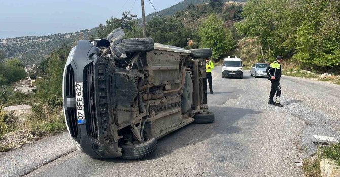 Alanya’da refüje çarpan hafif ticari araç devrildi: 1 yaralı