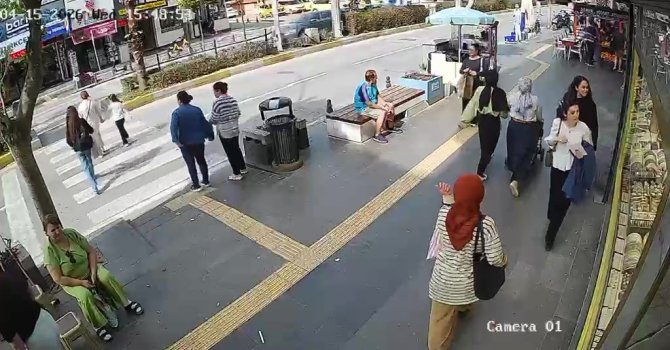 Yayalara çarpan motosiklet sürücüsü yaralılar yerde yatarken olay yerinden kaçtı