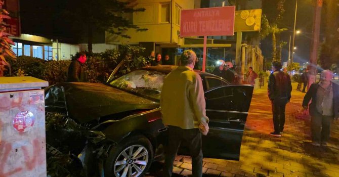 Antalya’da kontrolden çıkan lüks otomobil duvara çarptı: 1 ölü