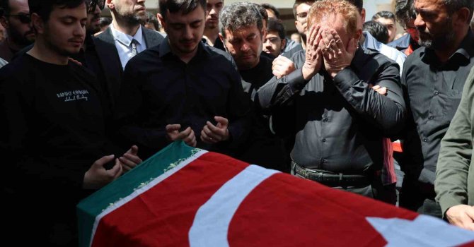 Saldırıda ölen öğretmenin eşi ve çocukları tabut başında gözyaşı döktü