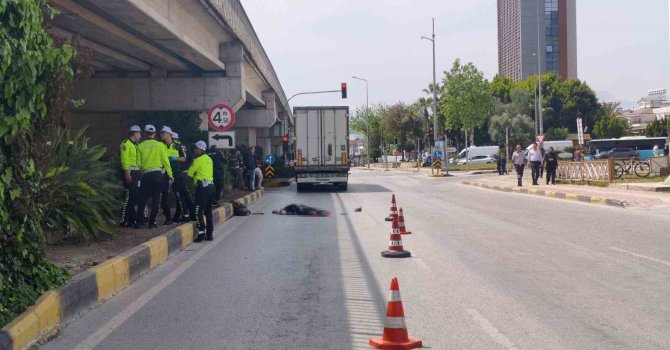 Mendil sattığı ışıkta tırın altında kalan yaşlı katdın öldü, kaza anı güvenlik kamerasında