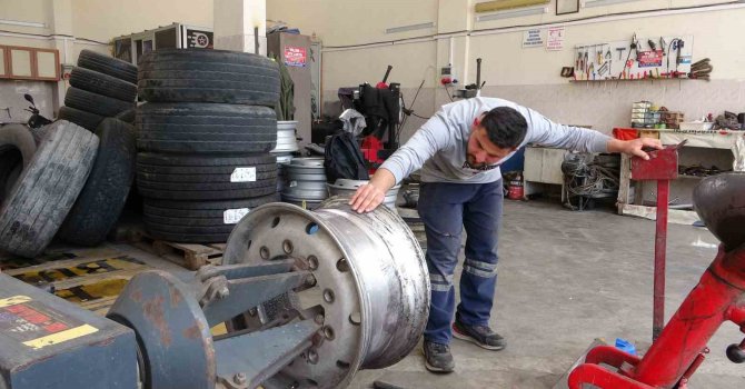 Mersin’de kamyon lastiği şişirirken patladı: O anlar kamerada