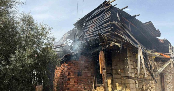 Burdur’da boş ahşap evde yangın