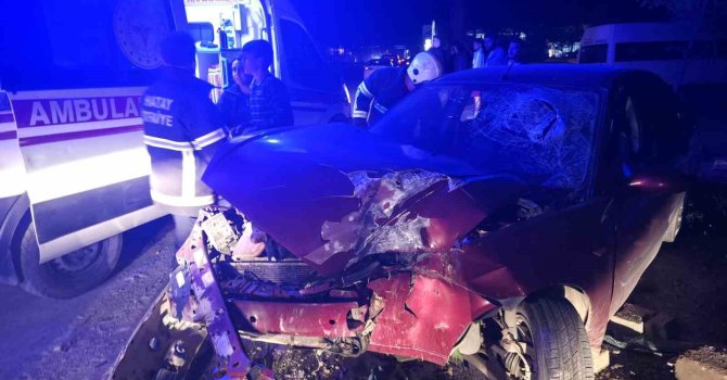 Ağaca çarpan otomobil hurdaya döndü: 3 yaralı