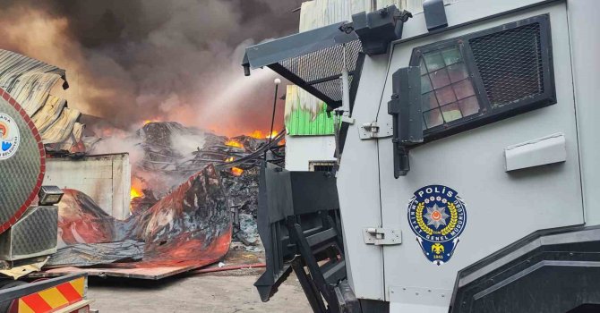 Adana Valisi Yavuz: "Yangın 5 iş yerine sirayet etti ancak çevrelendi"