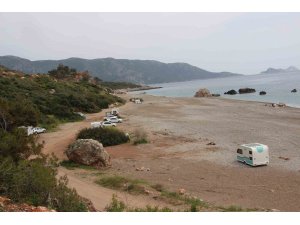 Kumluca’da sahil ve kamu alanlarında karavan konaklaması yasaklandı, karavancılar bölgeden çıkarıldı