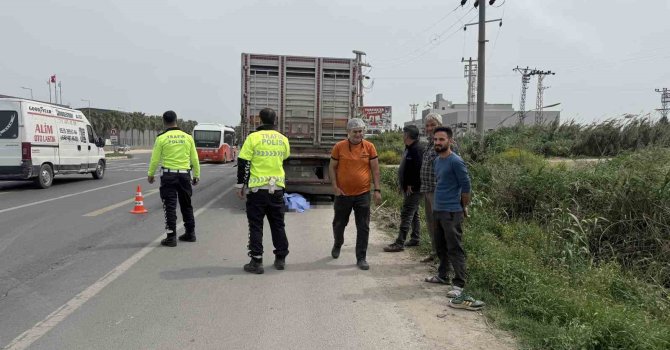 Park halindeki kamyona çarpan 80 yaşındaki motosikletli hayatını kaybetti
