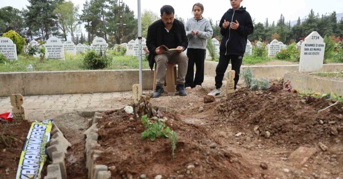 Saldırıda ölen 4 öğrencinin mezarında hüzün ve gözyaşı hakim