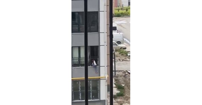 Camdan çıkarak korkulukta gezinen çocuk, yürekleri ağza getirdi