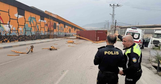 Şiddetli fırtınanın tırda taşınan konteyneri uçurduğu anlar kamerada