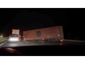 Şimşekler geceyi aydınlatırken, fırtına zor anlar yaşattı