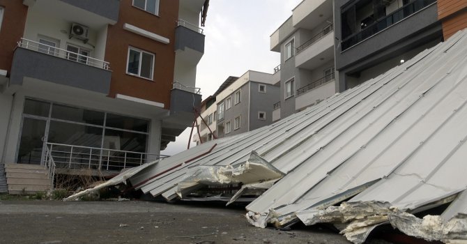 Fırtınanın uçurduğu çatı araçlara zarar verdi: O anlar kamerada