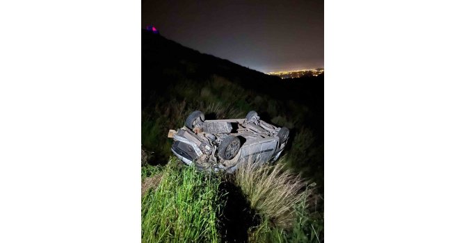 Hafif ticari araç, antik kent girişinde şarampole yuvarlandı: 2 yaralı