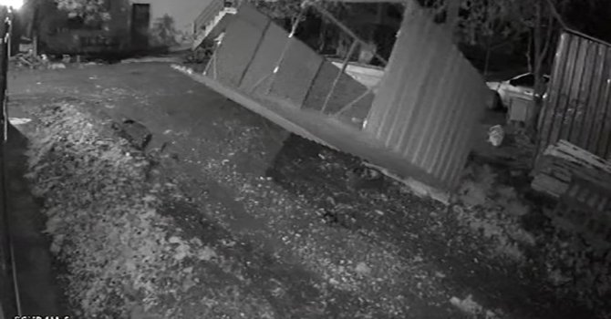 Kuvvetli fırtınanın tavuk kümesini uçurduğu o anlar kamerada