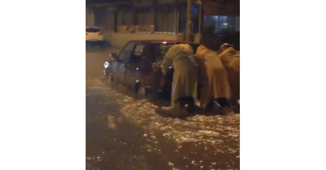 Minibüste mahsur kalan 4 kişiyi itfaiye kurtardı