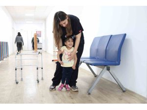 Ada Su’nun 2 yıl süren fizik tedaviyle ilk adımlarını atması yürekleri ısıttı