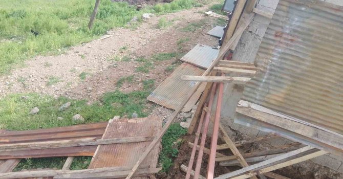 Osmaniye’de fırtına ahırın çatısını uçurdu