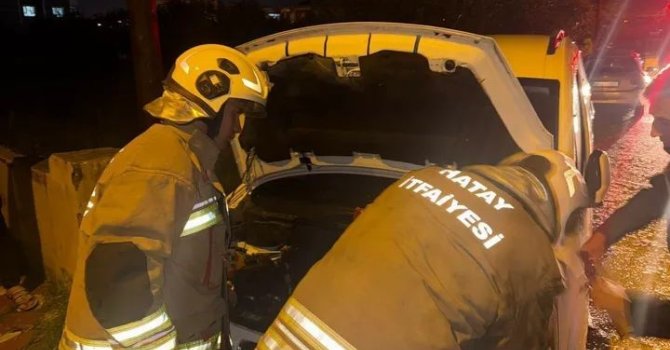 Defne’de aracın motorunda yangın çıktı