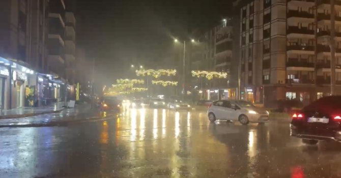 Osmaniye’de şiddetli yağmur ulaşımı vurdu