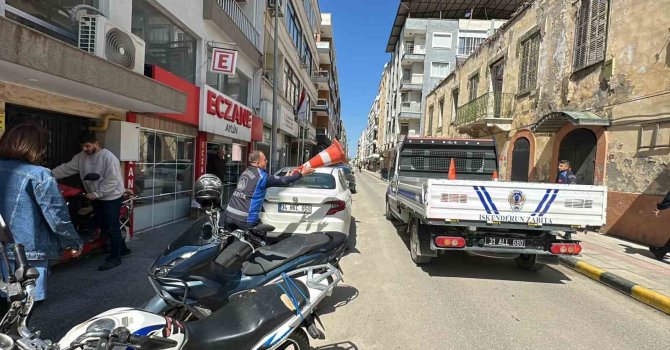 Kaldırım işgalini önlemek için operasyona çıkan zabıtanın görev aşkı, esnafın ısrarını yendi
