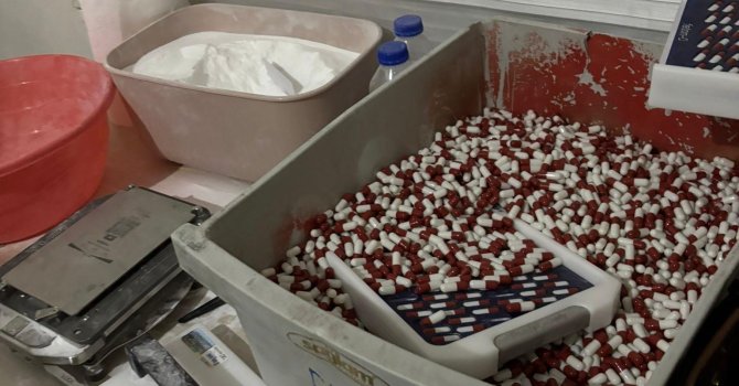 Mersin’de sentetik ecza imalathanesine operasyon: Binlerce hap ele geçirildi, 2 tutuklama