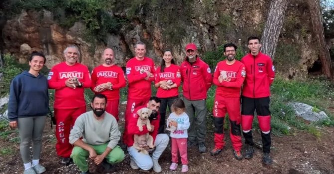 Kaya içerisindeki yarığa düşen 6 yavru köpek için film gibi kurtarma operasyonu