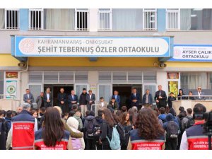 Saldırının gerçekleştiği okulun velileri çocuklarını öperek okula yolladı