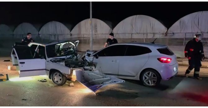 Antalya’da iki otomobilin kafa kafaya çarpıştığı kaza kamerada: 1 ölü