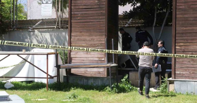 Kötü kokudan şüphelenerek baktıkları reklam panosundan tanınmayacak halde ceset çıktı