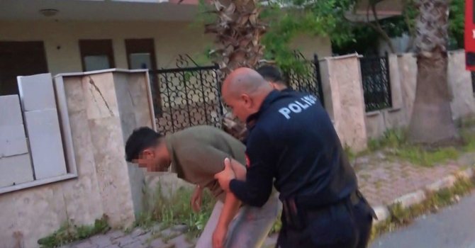 Bunalıma girip evini yakan genci ekipler kurtardı