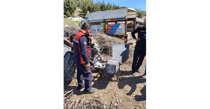 Traktörün şaftına ayağı sıkışan kadın yaralandı