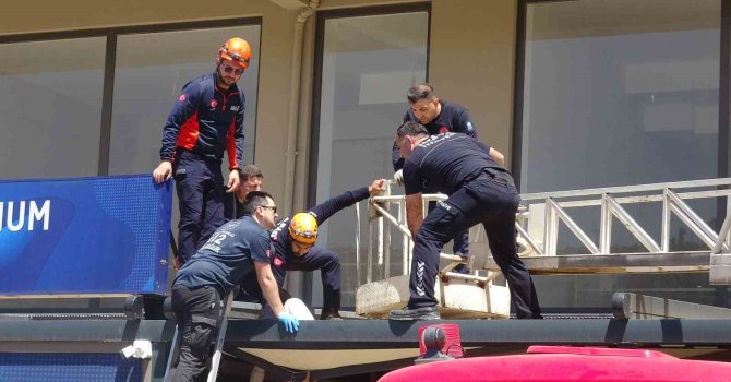 Antalya’da 4. kattan tente üzerine düşen genç adam için seferber oldular