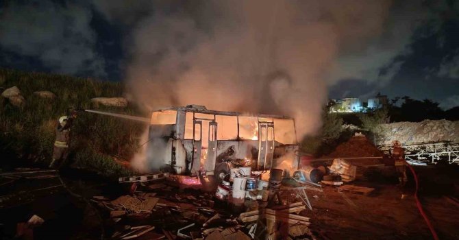 Alevlere teslim olan konteyner ve minibüs kullanılmaz hale geldi