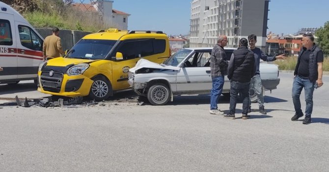 Manavgat’ta taksi ile otomobil çarpıştı: 2 yaralı