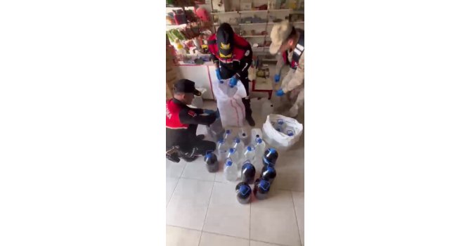 Markette satışa hazır litrelerce kaçak alkol ele geçirildi