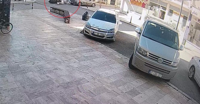 Başında olması gereken kask motosiklette olunca ölümden döndü